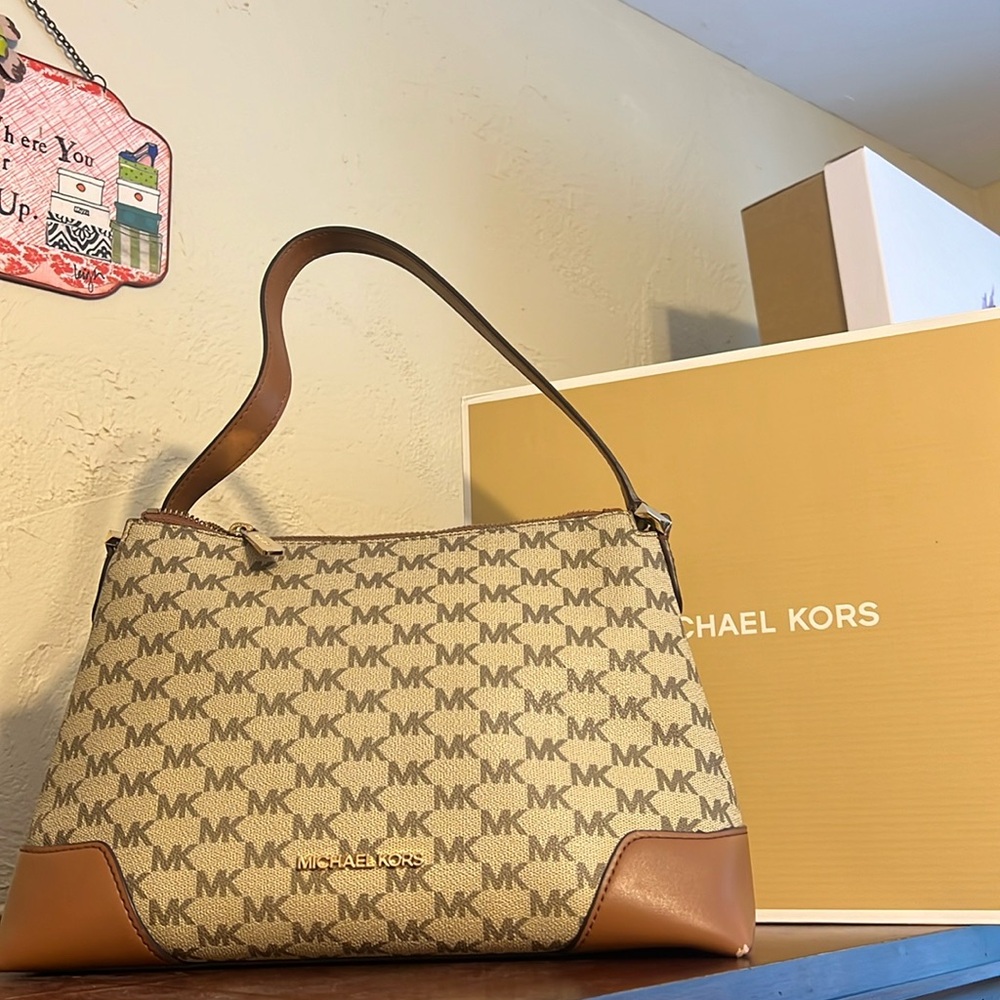 Michael Kors Crossbody.
PayPal payments not accepted.